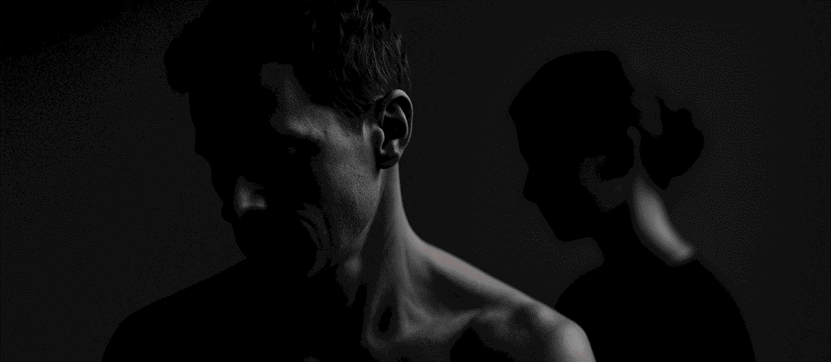 Dos personas en silencio explorando señales corporales con calma y atencion, imagen simbolica del proceso de escuchar el cuerpo y del acompañamiento respetuoso del focusing